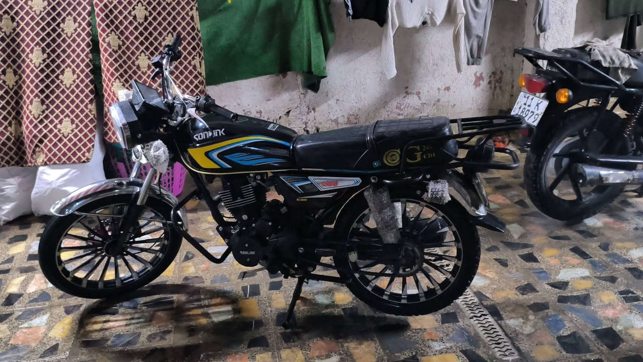 سولنك 2025
السلام عليكم سولنك 2025 مكينة 200cc محرك الاسود المرغوب كهربائيات كله شغال دراجة خير من الله ~ السعر 750 وبيهة مجال قليل مكاني بغداد الشعب  رقمي 👇
 هـ***********

##شعب #دراجه #سولنك #سونلنك #سونك #سيفان #بغداد #دلفري
