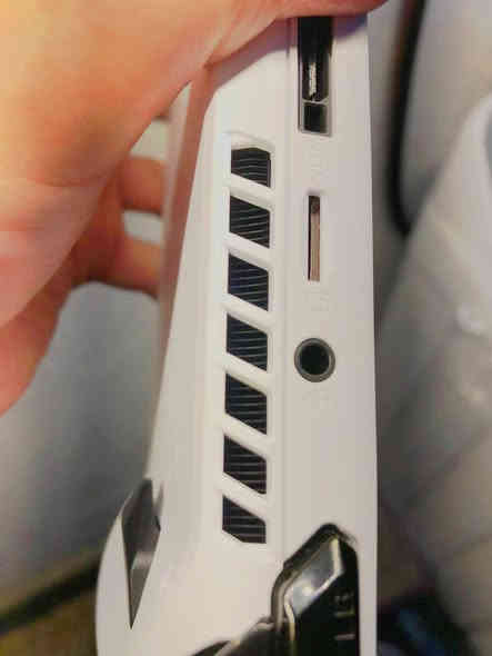 Asus ROG Ally z1
مستخدم قليل كلش نضافة 100 ٪

السعر 550 الف 
تواصل *********** واتساب 

مواصفات الجهاز💢
الشاشة: 1080 بكسل (FHD)، معدل تحديث 120 هرتز 4k تدعم FreeSync.
المعالج: AMD Ryzen Z1 اقوة معالج بجيلة
التخزين: 512 كيكة 
نظام التشغيل: Windows 11
البطارية: بطارية بسعة 6000 مللي أمبير في الساعة مع دعم الشحن السريع بقوة 65 واط شاحن اصلي
المنافذ: منافذ USB-C للشحن وتوصيل ملحقات خارجية، ومنفذ سماعة
نظام تبريد حراري Zero Gravity
