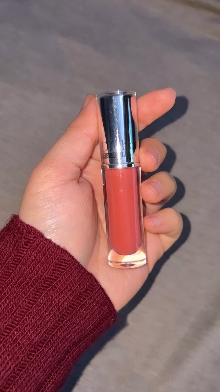 مجموعة احمر شفاه من Drohoo 4 
قطع من الحمر قطعتين رقم 6 مثل ما موضح بالفيديو وقطعتين واحد 4 وواحد 5 
توصيل فقط البصرة .
كلهم ب12 فقط مع التوصيل. 

الملمس مالتهم مات سوفت يعني مات بس ما يجفف الشفه كلش. ولونهم كلش كلش ثابت يحتاج مزيل مكياج يلا ينمسح.


**إذا كنت صاحب هذا الإعلان وتريد حذفه لأي سبب، رجاءا أرسل رسالة إلى الدعم الفني**