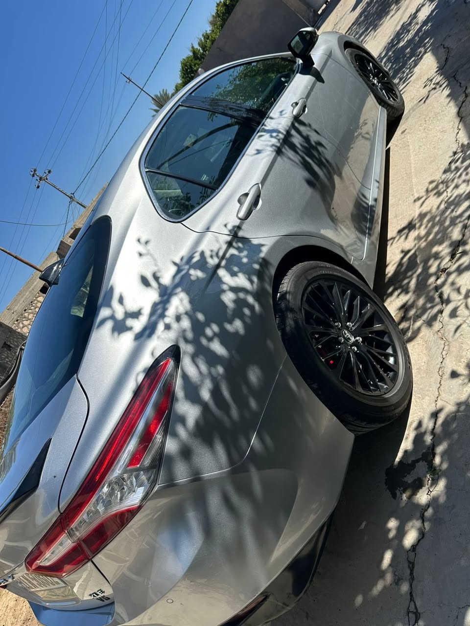 كامري 2018
رقم بغداد باسمي سنويه جديده لل 2031
ماشيه 66 الف مايل
———
فول مواصفات 1/1 اعلى فئه XSE
اربع كاميرات اماميه وجوانب وخلفيه
بنوراما
داتا شو
حساس امامي + خلفي
رادار 360 درجه
داخل صاج
اضاءه ترحيب علامه تيوتا كامري
اناره لد داخلي 
———
الحادث كما موضح بالصور فقط بنيد مبدل اصلي نفسه اللون
البدنه بخشم الشاصي بيه تعديل بسيط

ملاحظه / السياره اجه بيه ثلاث قطع كلير من امريكا بدون فتح وبدون ضرر  عدا براغي الصندوق مفتوحه فقط
—-
العنوان بابل - الحله
رقم الهاتف / ***********
