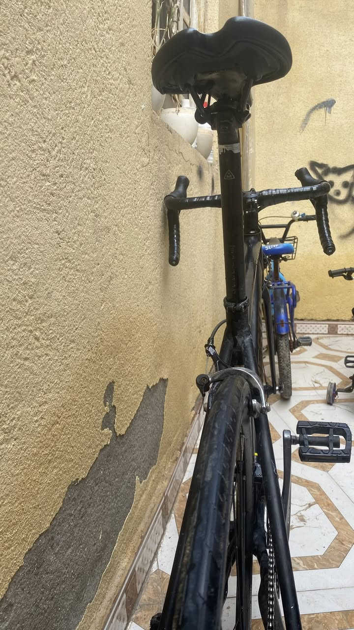 السلام عليكم 
رود ماركة نيستو nesto
بلادية على وضع الوكالة
قياس الفريم //46ونص
معدن الفريم // المنيوم ماشة كاربون🔥
سستم الدراجة // شيمانو كلارس كامل بدون نقص
صينية كلارس براكيت
العنوان🏠 // بصرة/گرمة علي /حي الرسالة
واتساب ***********
