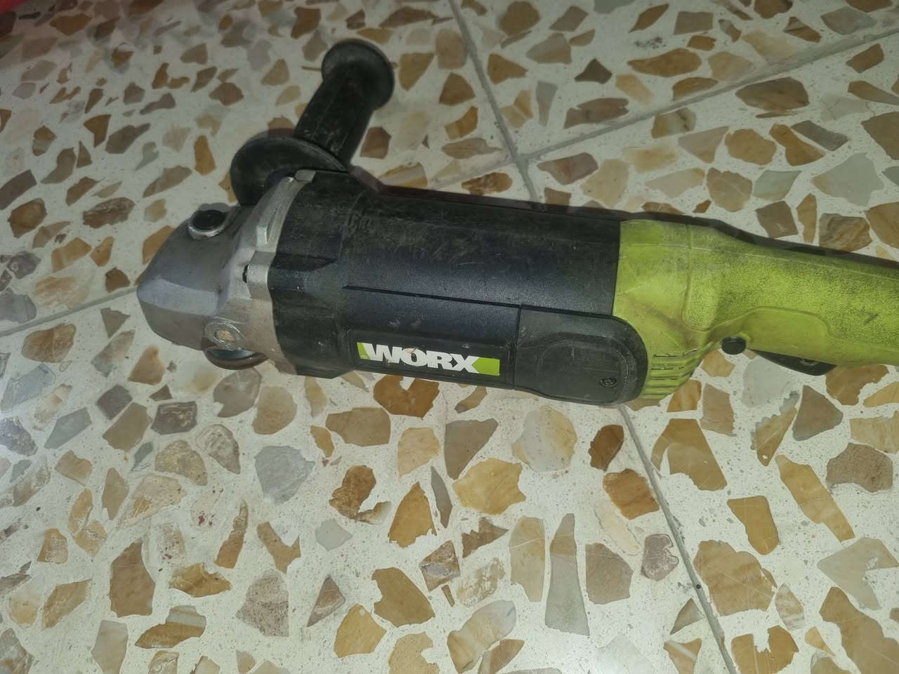 السلام عليكم كوسره حجم ١٥٠ نوع Worx نظافه ٨٠% سعرها ٤٥ وبيها مجال ***********
