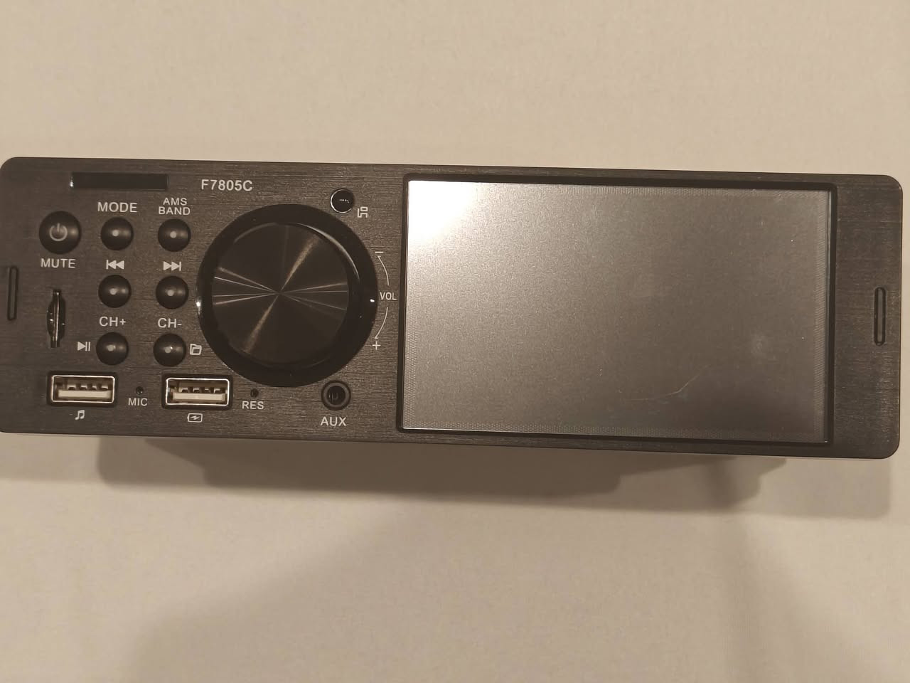 مسجل للسيارة (1DIN Car MP5 Player)، جهاز مصمم ليحل محل مسجل السيارة التقليدي ويوفر ميزات ترفيهية متطورة.

 يدعم تشغيل ملفات الصوت (MP3) والفيديو (MP4, MP5) والصور .

مزود بتقنية البلوتوث لإجراء المكالمات اليدوية وبث الموسيقى من هاتفك.

يحتوي على مداخل USB و AUX ومنفذ لبطاقة الذاكرة ( الهارد ) لتشغيل الملفات المخزنة أو شحن الهاتف.

يدعم استقبال محطات الراديو مع إمكانية البحث التلقائي واليدوي.

السعر40


**إذا كنت صاحب هذا الإعلان وتريد حذفه لأي سبب، رجاءا أرسل رسالة إلى الدعم الفني**