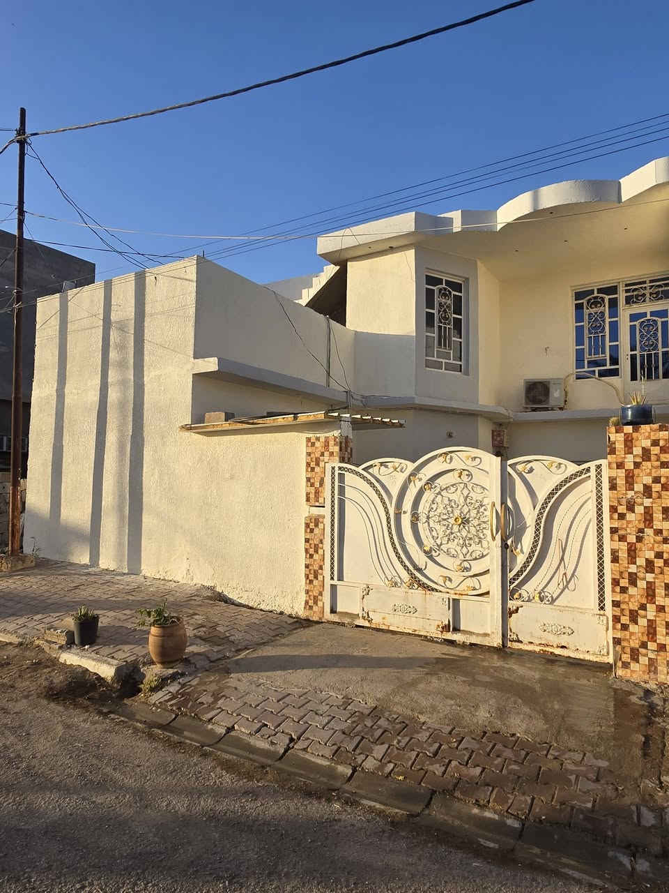 السلام عليكم
بيت للبيع مساحة ١٤٠ واجهة ١٠ نزال ١٤ بناء طابقين طابوق 
الطابق الاول فرفة واستقبال وصالة وحمام ومطبخ والطابق الثاني غرفتين مع صالة البيت كلش نظيف بناء الفينات طابو صرف الموقع بداية دور مندلي وبداية حي الخضراء للاستفسار الاتصال عل الرقم *********** و *********** اسامة
