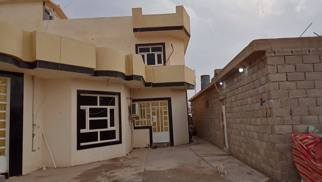 💥💥🏠 #بيت_للبيع 🏠 💥💥
🏠 بيت + 3 🏘️ محلات مساحه 550م طابو صرف
بناء جديد ومنطقه راقيه وتجاريه
حديثه / حي اليرموك 2 / قرب ديوان الشيخ محمد #المايل
البيت يتكون من طابقين
🏠 الطابق الأول.
استقبال 8×4.5
هول 5×5
صاله(ممر داخلي) 5×6
مطبخ حار بارد 8×5
حمامات منفصله
غرفه نوم 5×4
الارضيه بورسلين
درج موزاييك والمنيوم

🏠 الطابق الثاني.
3 غرف نوم قياس الكل 5×4
صاله(ممر داخلي) 5×6
حمامات مشتركه
الارضيه سيراميك

⚠️ السعر مناسب ⚠️

للأستسفار مراسلتنه خاص او الاتصال على الأرقام
***********
***********

