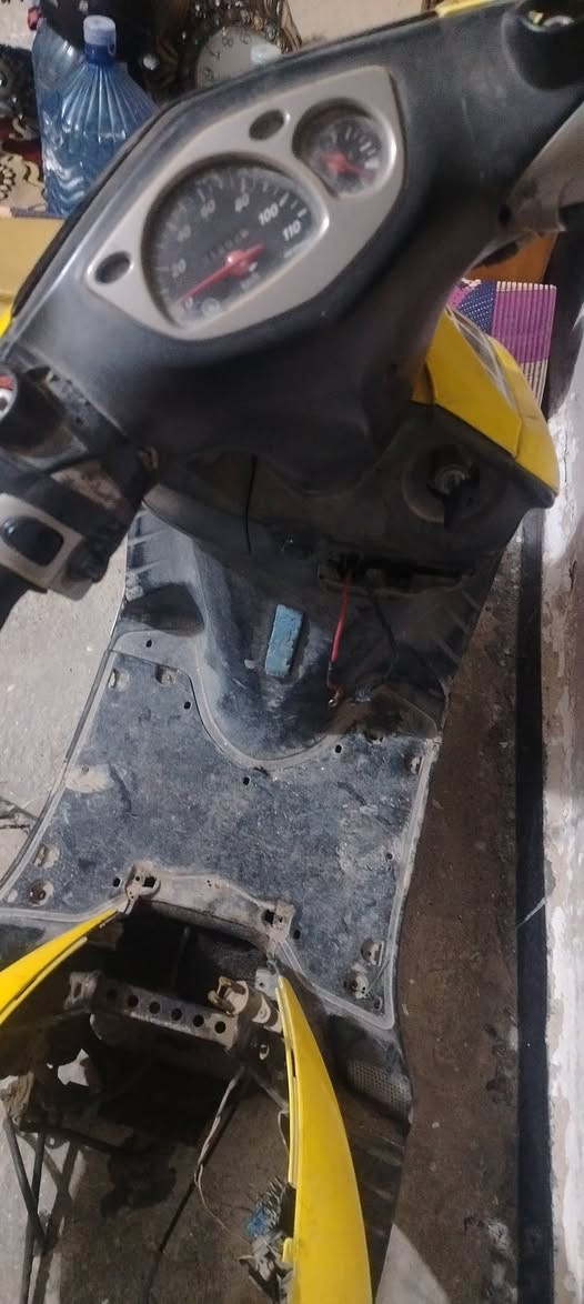 السلام عليكم
شاصي سكنس نثيه كامل من كلشي كهربائيات كلها شغاله وعقل
 نقصه بس مكينه
وعندي كابريترات العدد 4 بيهن 2 بلاديات واحد ما مصوره  
وكتف شحن بلادي
وفاكيوم
وبنز بريك خلفي
قيم واخذ بل يرضي الله رقمي *********** واتساب فقط مكاني بغداد الحبيبيه
