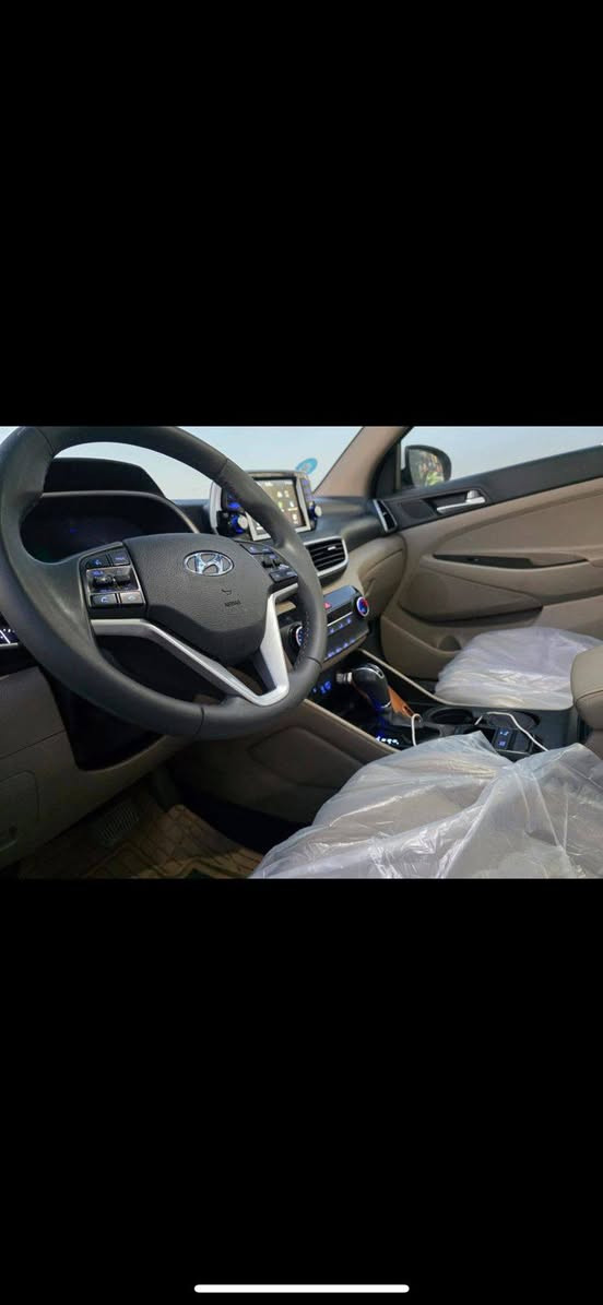 السلام عليكم
توكسان خليجي 
موديل 2020
رقم بغداد الجديد
فول مواصفات 
فتحت سقف بنوراما 
بصمة تشغيل 
ترحيب 
السيارة بيهة صخات مصبوغ بيهة خمس قطع 
سونار موجود
بدون ايرباك 
السعر 163
رقم الهاتف *********** 
موجود بغداد الكرخ 
السيارة جديدة ادامة كاملة 
مابيهة اي نقص
