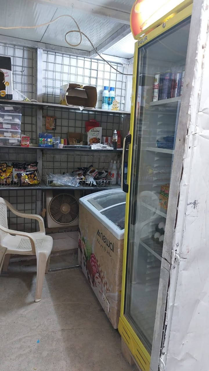 عارضة عامودية والثانية افقية
نوع ايكور الاصليات اضبط شي بالسوق 
سعرهم 400 الف شرط شغالات

كرفان للبيع العرض 2 متر وطول 2.20 متر
سعره مع الرفوف 450 الف وبي مجال
للاستفسار ***********
