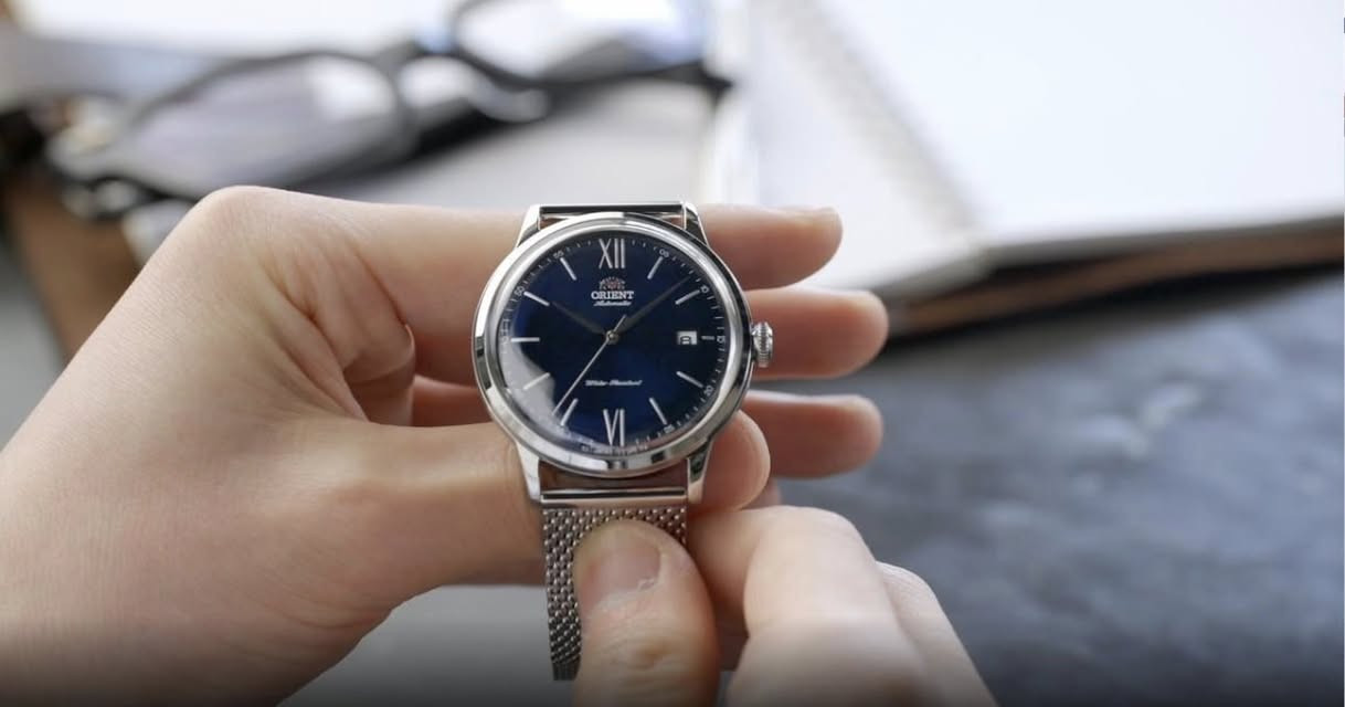 �

ساعة Orient
Bambino Gen 6
RA-AC0018E10B

مينا باللون النيلي الراقي مع الزجاج المنحني المميز لسلسلة بامبينو… انعكاس فاخر تحت الإضاءة ✨

🔹 حركة أوتوماتيك كاليبر F6724
🔹 22 جوهرة
🔹 احتياطي طاقة 40 ساعة
🔹 هيكل ستانلس ستيل
🔹 القطر 40.5 ملم
🔹 السماكة 11.7 ملم
🔹 زجاج صلب منحني
🔹 سوار شبكي ستانلس ستيل
🔹 مقاومة ماء 5 ATM

المزايا:
✔️ عرض ساعات – دقائق – ثواني
✔️ عرض التاريخ

اللون النيلي يعطي طابع رسمي فاخر ومناسب للبدلة والإطلالة اليومية الأنيقة 👔

✔️ ضمان أصالة حقيقي
✔️ فحص كامل قبل التسليم
✔️ توصيل متاح

📞 ***********

#Orient
#Bambino
#ساعة_اوتوماتيك
#ساعة_نيلي
#ساعة_يابانية
#ساعات_اصلية
#AB
#بغداد
#شارع_فلسطين

