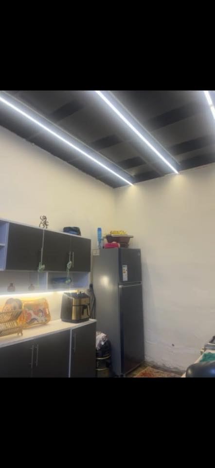 السلام عليكم 
بيت للبيع مساحتة 100 متر
يحتوي ؏ كراج وحمام خارجي 
واستقبال ومطبخ وغرفة نظام سويت حمام ومنور

الموقع 
شارع الشريط بالفرع المقابيل مدرسة الافنان الاهلية
السعر 55 وبي مجال 

للتواصل متوفر واتساب
  ***********
