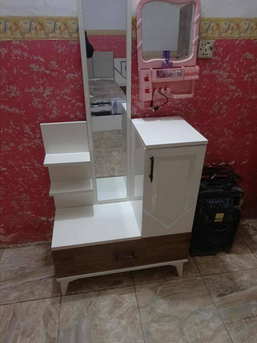 سلام عليكم غرفه اخشاب نضافه 99 شاهد الله مجرد جبتها علمود كشف مال محكمه وكملت واريد ابيعهة حتة ما شادهة مفصخه على حطتها دوشك جديد بجيس ما شادها ابد والله مجرد علمود كشف طلع وشافوها وراحو حتة صاير عليها تراب وعلي سعر 450  مكان بغداد المعامل العماري للتواصل وتساب ***********
