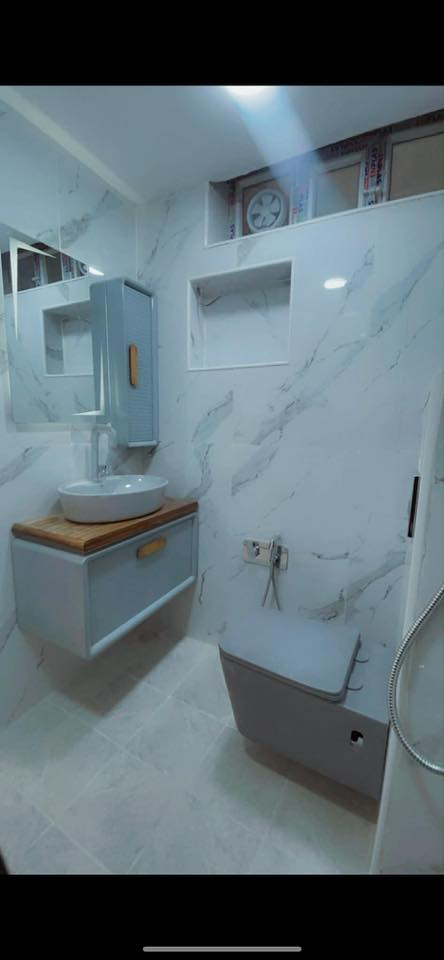 السلام عليكم بيت طابو زراعي سند 25 مساحه 300 واقع حال 350 واجهه 15 ونزال 20 البيت بناء حديث جاهز ع آخر حبه موقع ايحتوي ع غرف نوم عدد2 مع السويتات هول واستقبال ومطبخ حار وبارد مع صحيات خارجيه ايضا بيتونه الموقع ورديه شارع المشجر قرب ملعب بغداد البيت موقعه مميز ركن يبعد عن التبليط 20 متر الدار باسمي شخصيا السعر 105 وبيه مجال للشراي ***********
