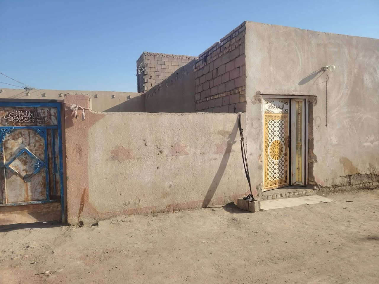 بيت للبيع صوب بني ركاب قرب شارع 30 يبعد عن الشارع 20 متر 
يتكون من 
٤ غرف نوم 
مطبخ 
صحيات ٢
صاله
واستقبال ١٠ م
مساحة البيت ٣٠٠ م
للاستفسار الاتصال على الرقم 
‏‪                                                 ***********‬‏
