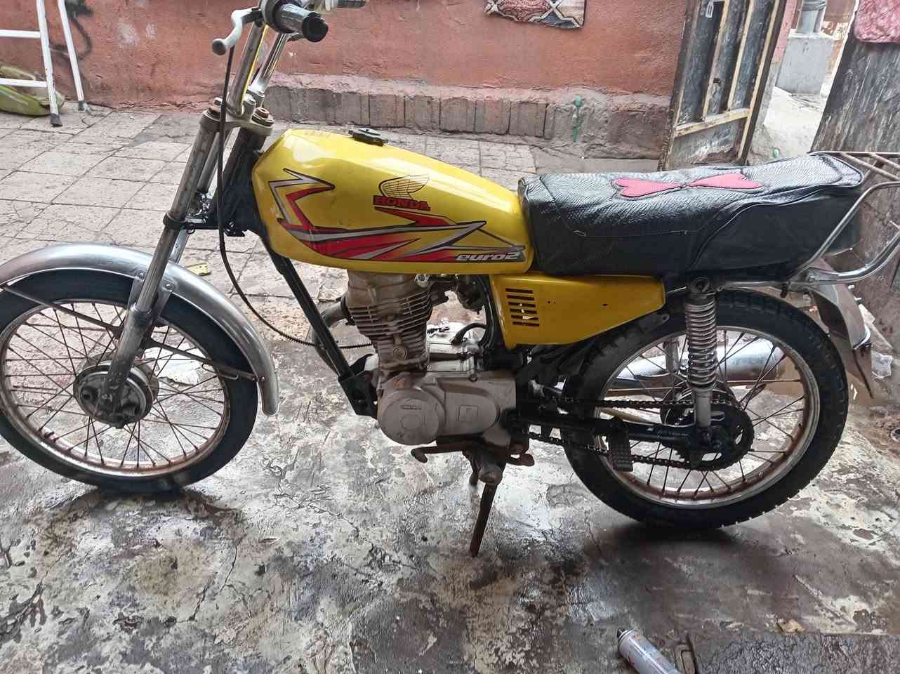 دراجه ايراني للبيع ناعمه السعر 180 عنوان بصره حيانيه ***********
