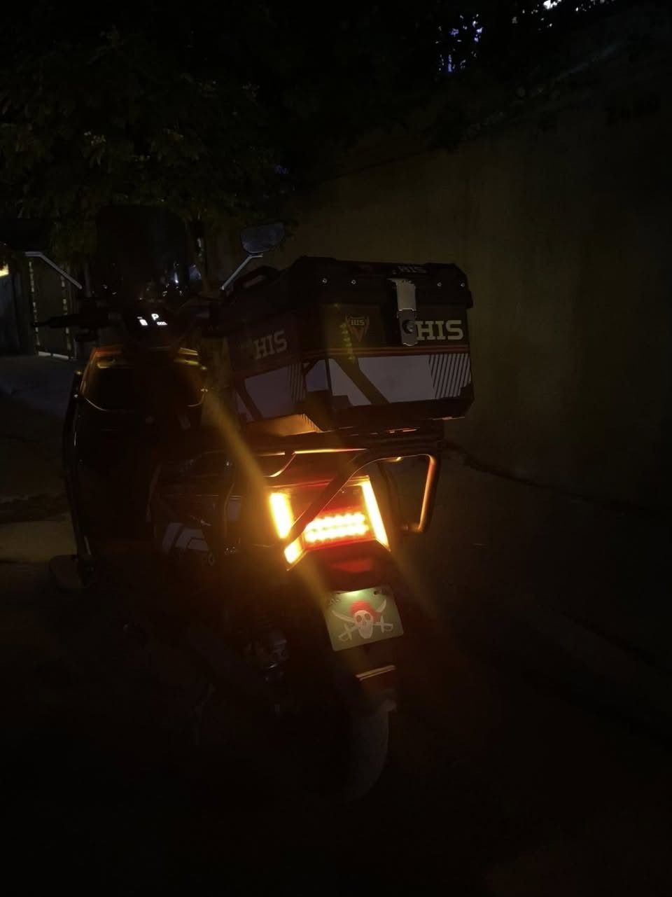 دراجه صاعقه  His للبيع  فول موصفات الدراجه جديده حيل بطاريات 🔋 6  نضيفات الملف 2500 الدراجه سريعه بيه ر بيه p  لايت عالي ناصي بيه درع من الطول الدراجه للخير الدراجه خير من الله بيه صندوك خلفي شديته 55 ألف سرعته 88 حقيقي.   بريكات هادروليك ودسك مكان بغداد حي العلام البياع السعر 800 إني مأخذه قبل 23 يوم 1350 ألف  والله الياخذه يترجملي***********
