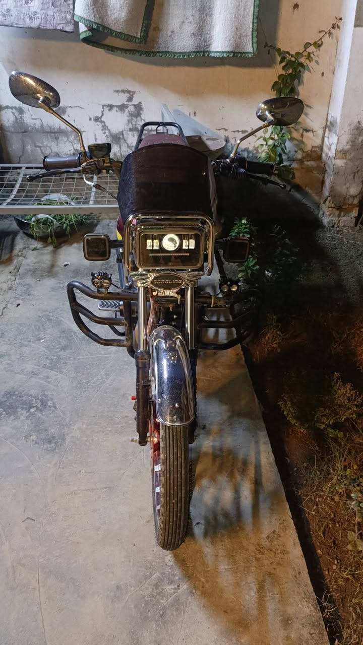 دراجه ايراني للبيع موديل ٢٠٢٥ماشيه ٢٧٠٠يعمي زيرو مابيهه اي نقص السعر ٩٠٠بيهه مجال حك الجيه ***********
***********بيهن واتساب نراسله
