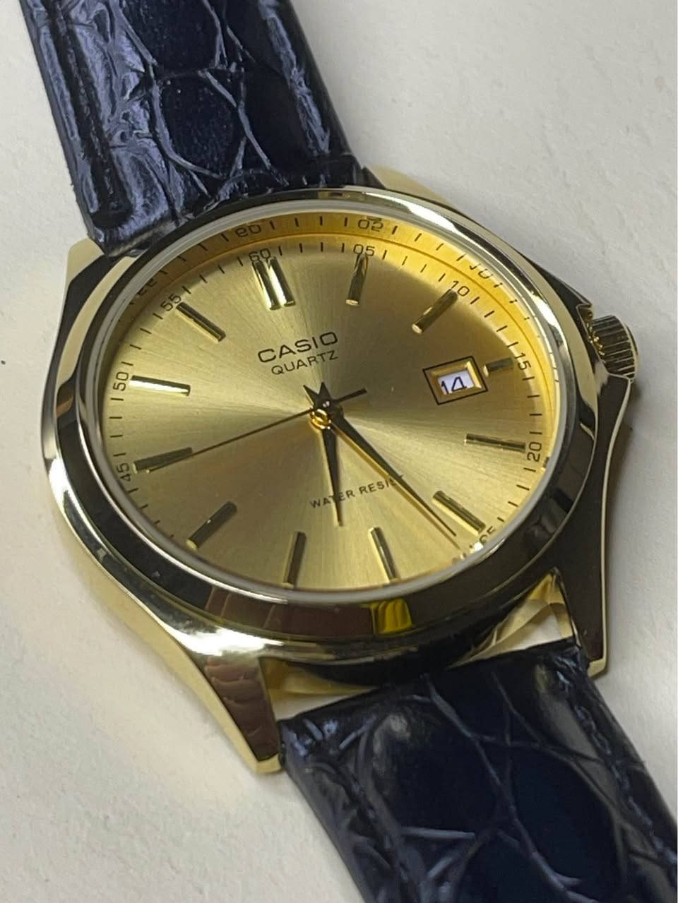 Casio MTP-1183Q-9A
كوارتز ياباني 
الهيكل ستانلس ستيل المطلي باللون الذهبي 
بقطر يقارب 40 ملم.
السير جلد طبيعي مختوم كاسيو البوك مختوم كاسيو . مقاومه للماء .
عرض التاريخ اليومي 
زجاج معدني (Mineral Glass) مقاوم للخدش.
الساعه جديده فقط الضهر بي شخط واضح بالصور 
السعر ٣٥ الف بغداد, العراق


**إذا كنت صاحب هذا الإعلان وتريد حذفه لأي سبب، رجاءا أرسل رسالة إلى الدعم الفني**