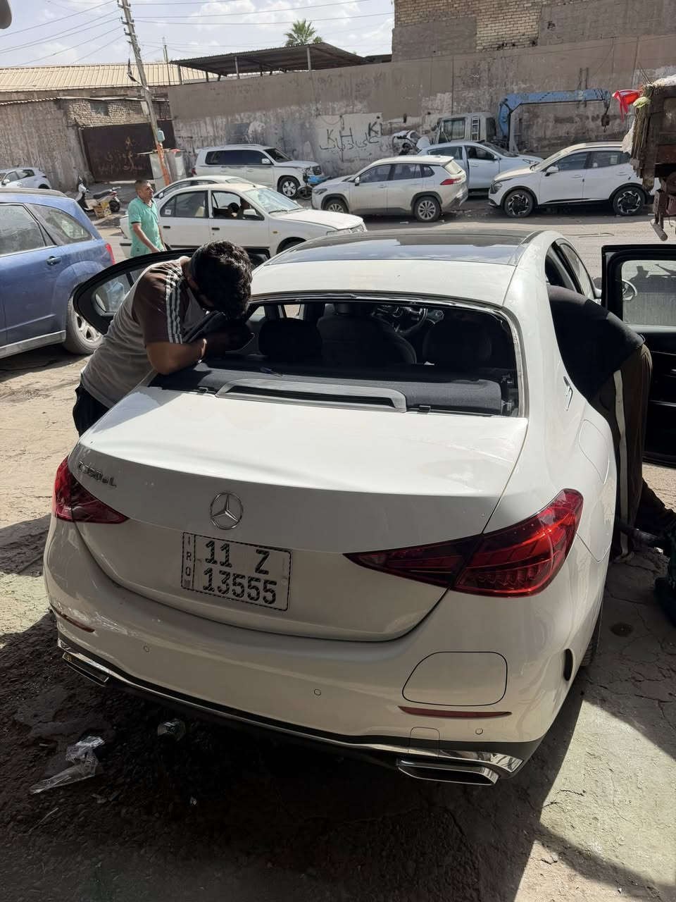 السلام عليكم
اليوم اجتنا مارسدس بيها الجامة الخلفية مكسورة 
تم تبديل الجامة وتنظيف الجام القديم 
جامة كاملة ام الهيترات بلادي 
يتوفر لدينا جميع زجاج مارسدس 
وشد موقعي داخل بغداد 
***********
