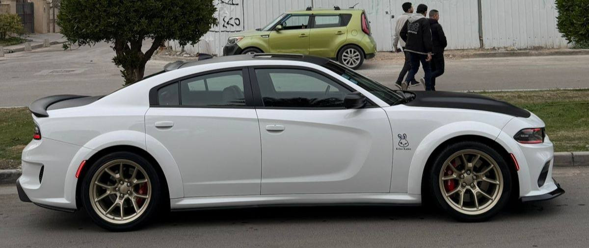 جارجر وايد بدي مكينه 6.4 
فول موصفات  
تو كلر قماره وصندوك وبنيد اسود بلاد 
حادث السياره بوارد فقط بدون حادث شبه كلين السياره
مديل22
تخم تاير 
نوزلات جديده
شوتهafe
كزوز بورله كت كامل
حلوك كارفن
سستم سماعات جيبي ال 
دواخل كاربون 
لويات ودبلات مال هيلكات 
هزه جديده تحويل مباشر 
رقم مميز بغداد 

مكاني ديالى بعقوبه 
***********
ملاحضه الويل مو ويا السياره اكو غيرويل
