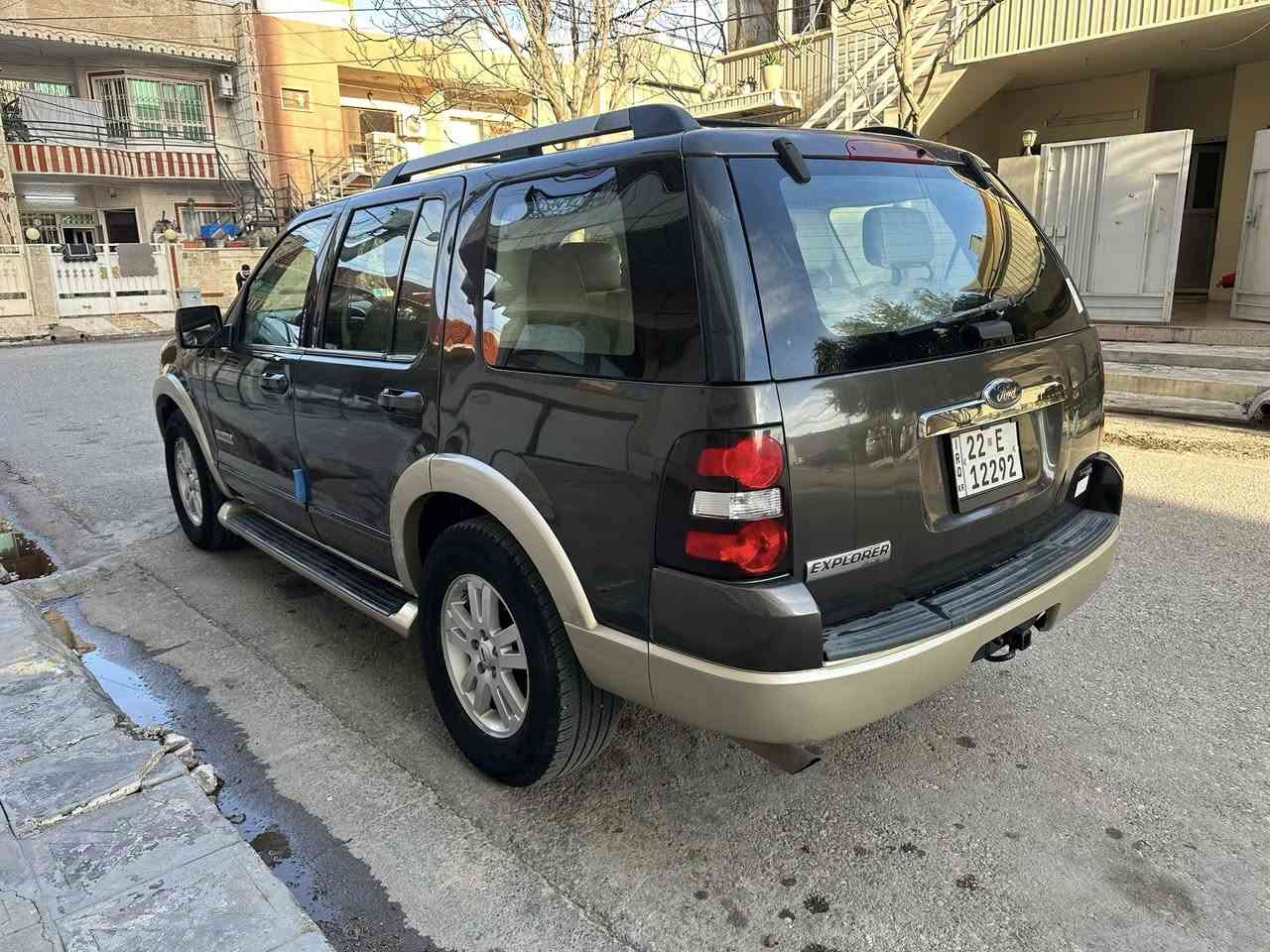 فورد اكسبلور 2007  اصدار خاص ( ادد باور ) فئة مميزة من شركة فورد كشنات جلد بالكامل 7 راكب تبريد مركزي 3 قطع تحكم ستيرن جهتين الكشنات الامامية والخلفية كهربائية  تحكمات لمس هيتر كشن الامامي السيكليتر والبريك كهربائي وتحكم  كير ومكينة بشرط بها  فقط صبغ نصف باب بدون دواخل اثر شخوط كما موضح بالصورة 
الاتصال *********** واتس اب ومباشر 
او على الخاص 
السعر 110 ورقة
