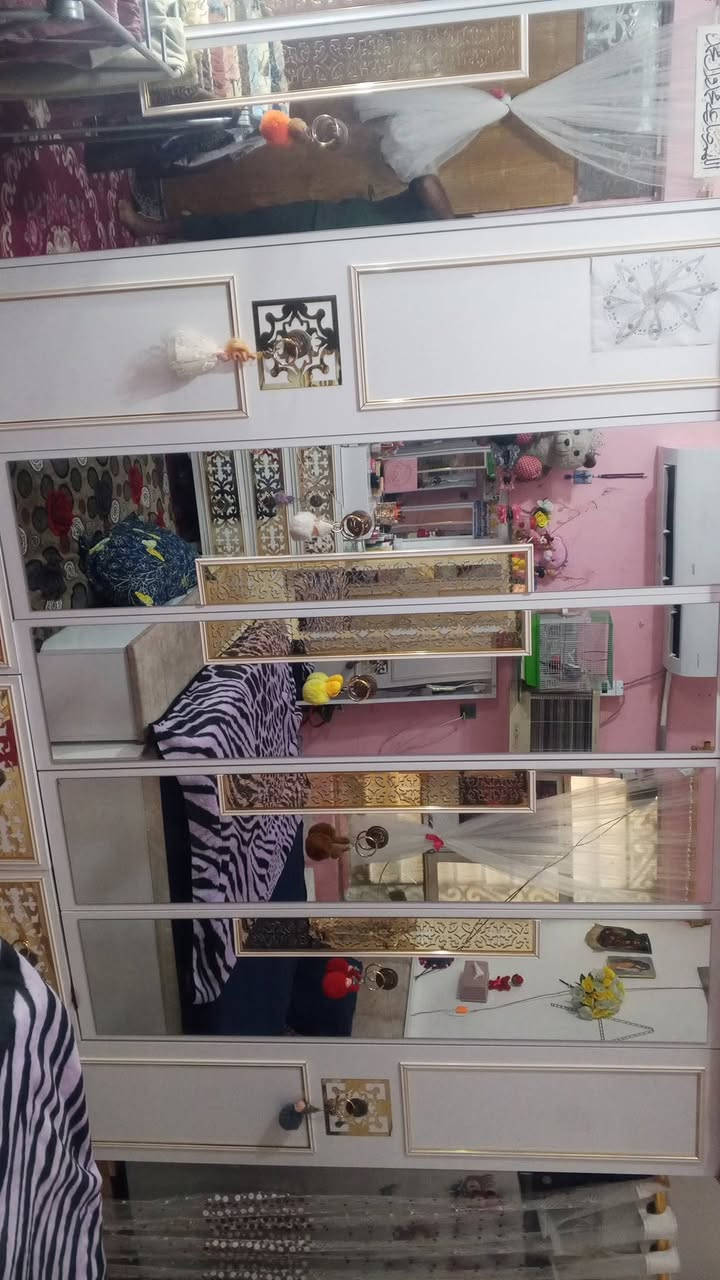 غرفه نوم لبيع 12قطعه مثل ما واضح بل صوره غرفه أحله من صوره مستخدمه 5اشهر كنتورعالي  8بيبان غرفه تسكام للاستفسار اتصل عله *********** عنوان نجف
