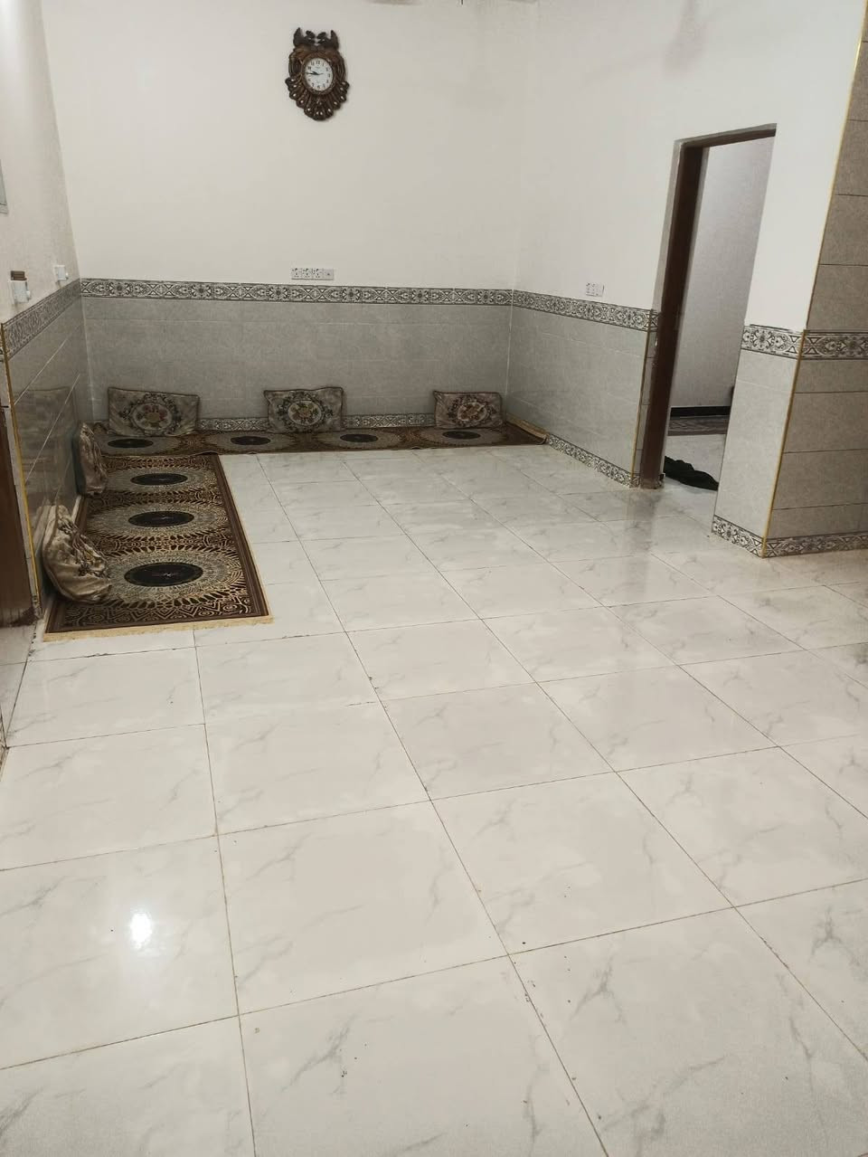 سلام عليكم 
بيت زراعي للبيع بناء جديد غرفتين وصاله ومطبخ ديوان وصحيات ودرج متوفر بيه كافة الخدمات المساحه ٣٠٠ المكان بكاع الخنجر نهاية حي الإعلام اي استفسار اتصل أو وتساب على الرقم  ***********
