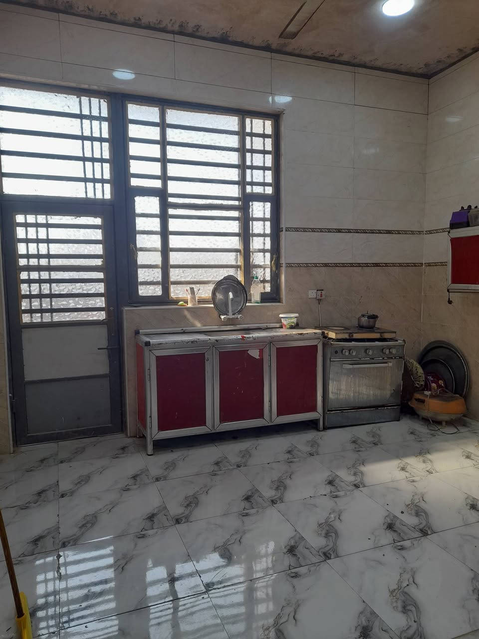 سلام عليكم الدار البيع دوانم الازم حي العسكري مساحه ١٤٠م ركن عل سده مقابل الساله الماي تصال ***********
