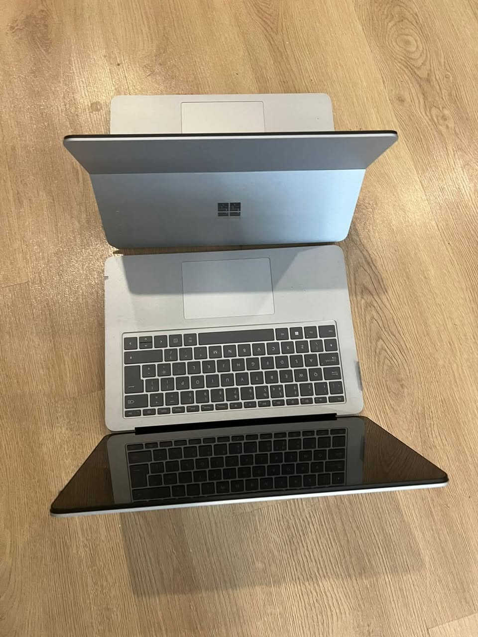 🔥 الوحش الإبداعي وصل! 🔥
💻 Microsoft Surface Laptop Studio
*********** واتساب 
إذا تريد جهاز يجمع بين الفخامة + القوة + المرونة… فهذا هو الاختيار الصح 💪
━━━━━━━━━━━
🚀 المواصفات النارية:
🧠 Intel Core i7 – الجيل 11
🎮 NVIDIA RTX 3050 Ti 4GB
💾 RAM 32GB – سرعة خرافية بدون تهنيج
⚡ 1TB SSD – مساحة تكفي كل مشاريعك
🖥 شاشة 14.4 إنج لمس PixelSense بدقة عالية وألوان احترافية
🔄 تصميم متحرك 3 وضعيات (لابتوب – ستوديو – تابلت)
______________

🎯 وين يستعمل؟

🏗 الهندسة والمعماري
يشغل AutoCAD – Revit – 3ds Max – SolidWorks بسلاسة بفضل معالج i7 وكرت RTX.

🎨 التصميم والجرافيك
مثالي لـ Photoshop – Illustrator – Blender
شاشة لمس + وضعية Studio تخليك ترسم وتعدل براحة احترافية.

🎬 المونتاج وصناعة المحتوى
يشغل Premiere Pro – After Effects بدون تهنيج
ريندر أسرع بفضل RTX 3050 Ti.

💻 البرمجة وتطوير التطبيقات
Visual Studio – Android Studio – مشاريع ثقيلة يفتحها بسهولة.

🎮 الألعاب
يشغل ألعاب قوية بإعدادات ممتازة بفضل كرت RTX.
📚 طلاب جامعة / ماجستير / دكتوراه
كتابة بحوث – عروض تقديمية – Excel – Zoom
تقدر تستخدمه كلابتوب أو تقلبه تابلت للملاحظات بالقلم.
━━━━━━━━━━━
✨ جهاز يناسب الشغل بالمكتب
✨ عملي بالبيت
✨ مثالي بالجامعة
✨ راقي بالكافيه والاجتماعات
✨ قوي للسفر والتنقل

باختصار؟
جهاز واحد يغطي كل احتياجاتك من الدراسة إلى الشغل الاحترافي 🔥
جهاز نضيف جدا مع الضمان 
تتوفر خدمة توصيل لكافه المحافظات 
متوفر بيع مفرد 
متوفر بيع جملة باسعار خاصة للتجار واصحاب المحلات
