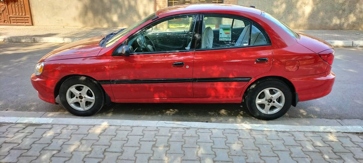 السلام عليكم عندي كيا ريو للبيع موديل 2002 بيهة صبغ عام جمالية مكينة وكير مكفولات تبريد شغال تخم تاير جديد رقم سليمانية جديد  هزة جديدة سنوية لغاية 2029مكان السيارة بغداد السعر 55 $ الهاتف ***********
