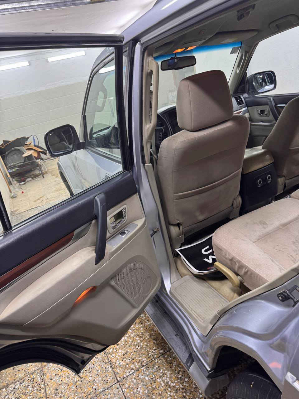 السلام عليكم
باجيرو 2008خليجية 
محرك ٦ سلندر حجم 3000
 دبل كير
 فور ويل
 تحكم إستيرين
 كامره شاشة 
جام كهرباء
ماشية ١٨٠ ألف قابلة للزيادة 
ملاحظة:- السيارة جديده وكلشي بيها على وضع الشركة بيها بأرد بالجاملغ الأيمن فقط
رقم بغداد بسمي انكليزي
السعر 125
للاستفشار ***********
