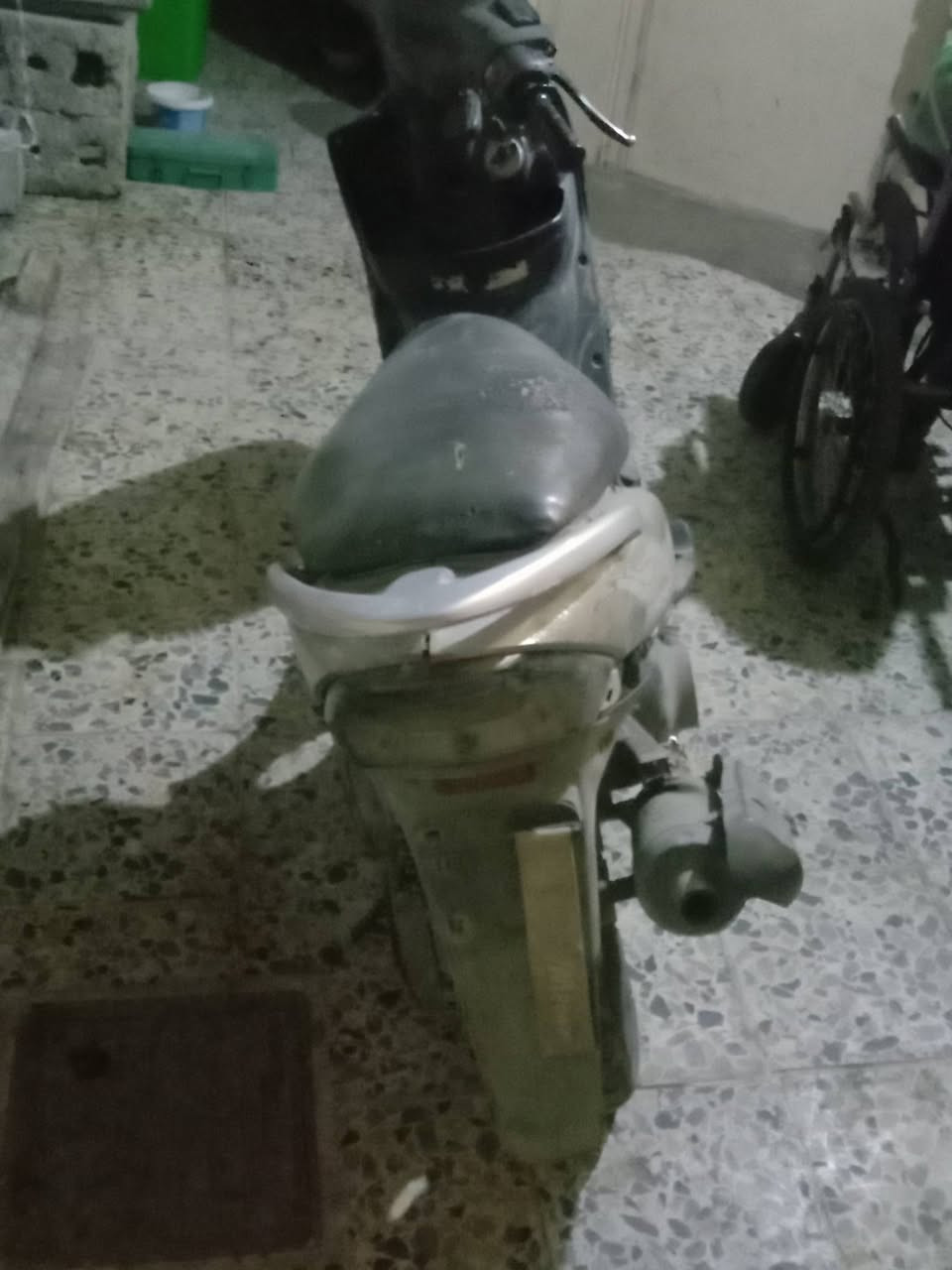 السلام عليكم ماكس عدله للبيع درجه مكينه ما مفتوحه بس ضلت تخربط او طفت بيها صار ١٥ يوم متروكه دراجه عله وضعيتها هيا تشتغل بس ابيع كوم حديد اب ٣٠٠ او بيها مجال 
***********
