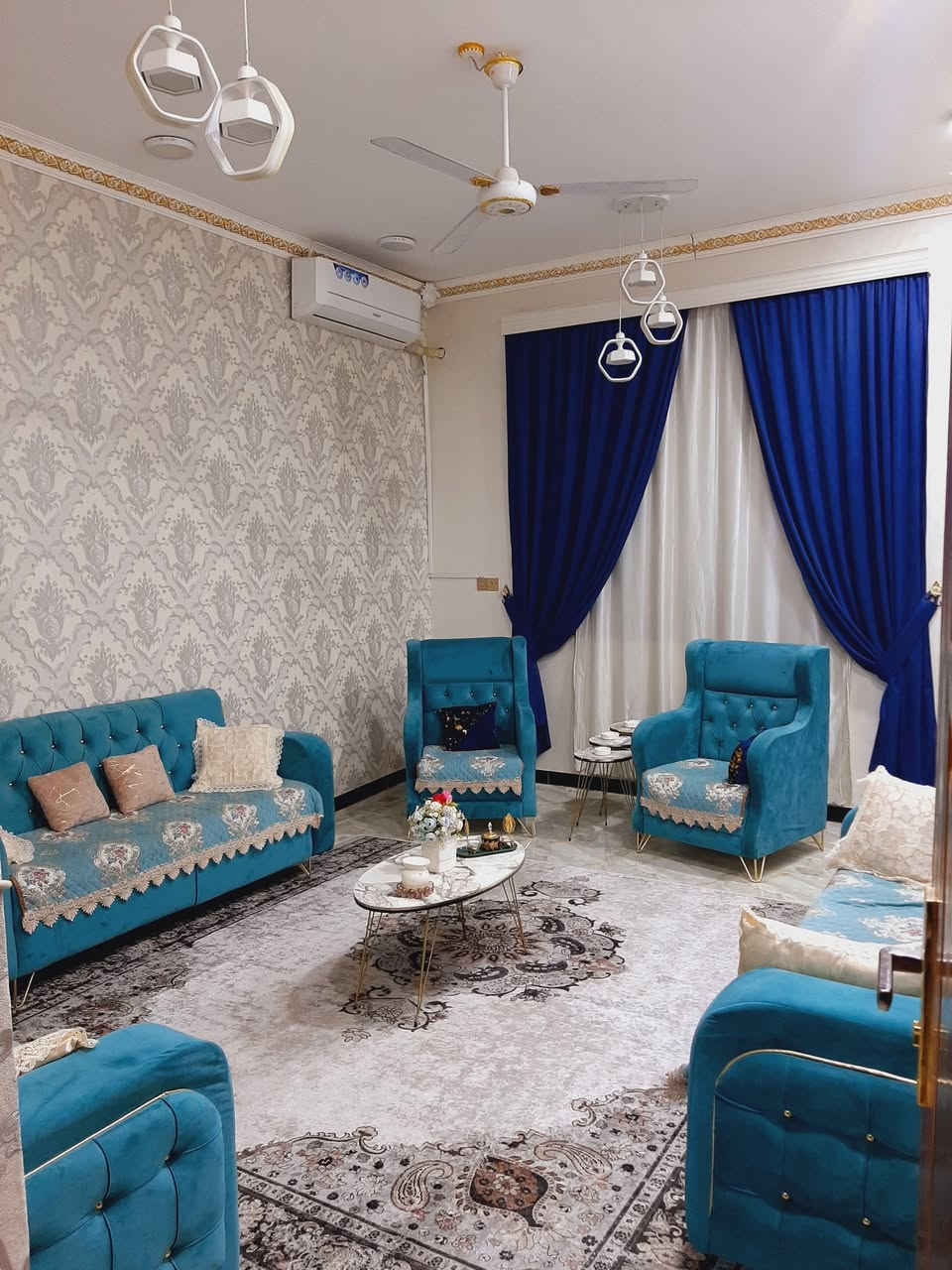 بيت وشقه للبيع المساحه 138م البيت يحتوي غرفتين وصاله واستقبال وصحيات داخليه وخارجيه ومناور اثنين ومطبخ والشقه غرفتين وصاله ومطبخ وصحيات العنوان الحبوبي قرب شركة زين القديمه للاستفسار عالرقم ***********
