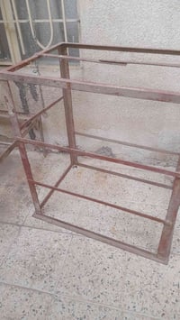 ميز حديد • للبيع