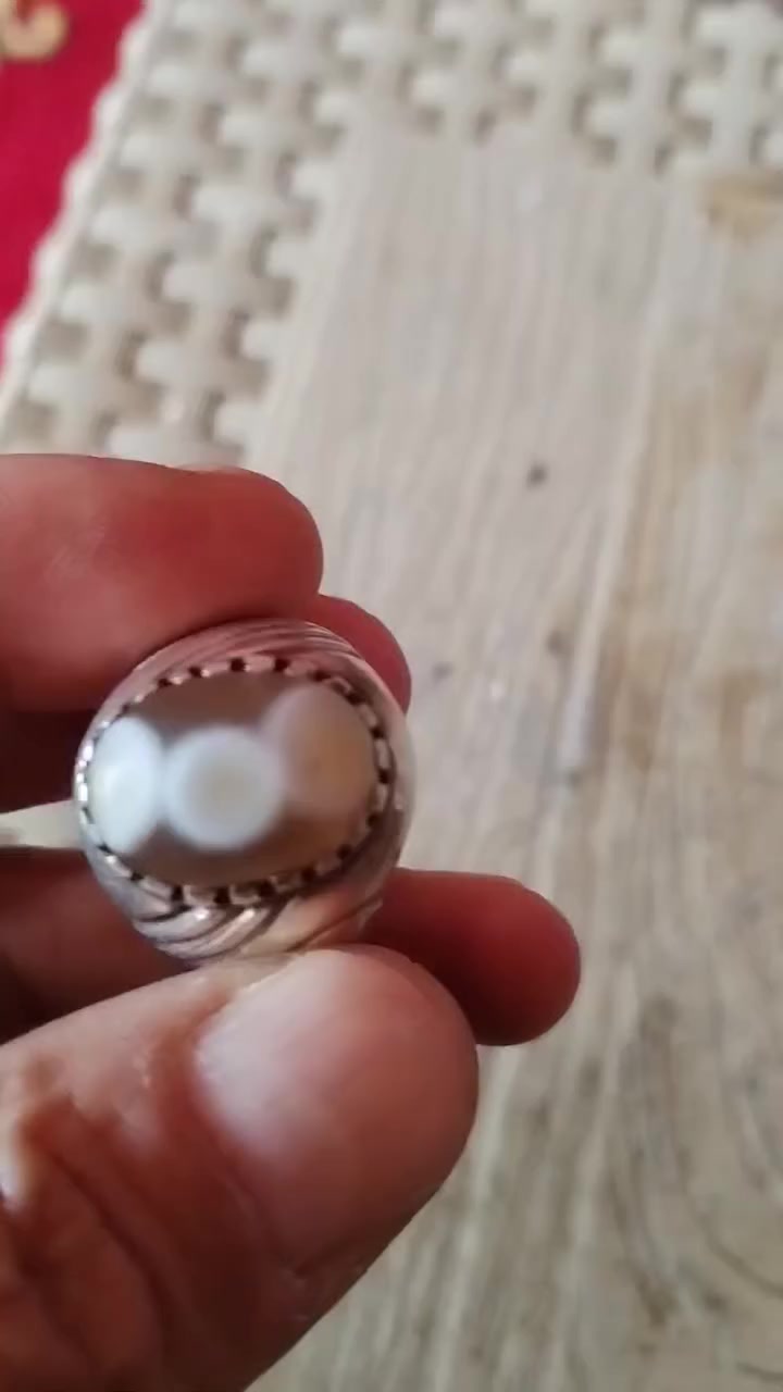 خاتم متوج بحجر السليماني ثلاث عيون صياغة يدوية معلومات اكثر خاص او واتساب ***********يوجد توصيل لجميع العراق
