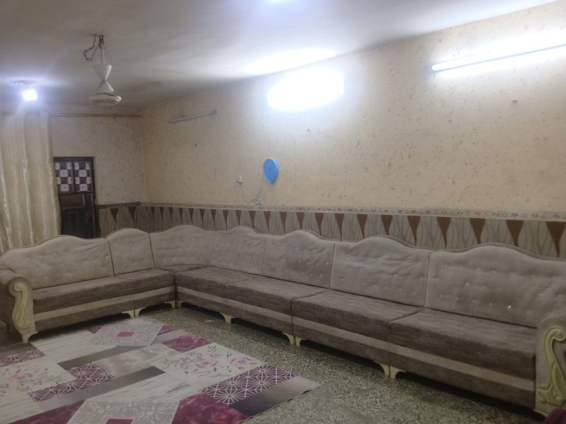 تخم ديوان ١٢ مقعد نظيف مكان بغداد الغزالية 
السعر ٣٠٠ وبي مجال بسيط 
للاستفسار: ***********
