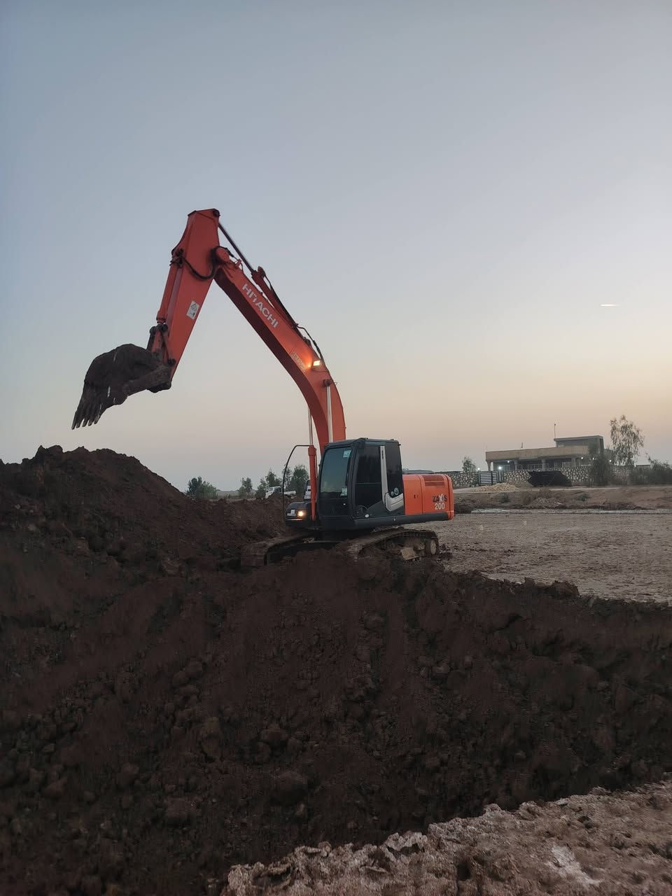 سلام عليكم للبيع حفاره Z3موديل 2013مكفوله كفاله عامه برغي مامفتوح بيه على وضع شركه الستفسار ولتصال علي رقم ***********. ***********
