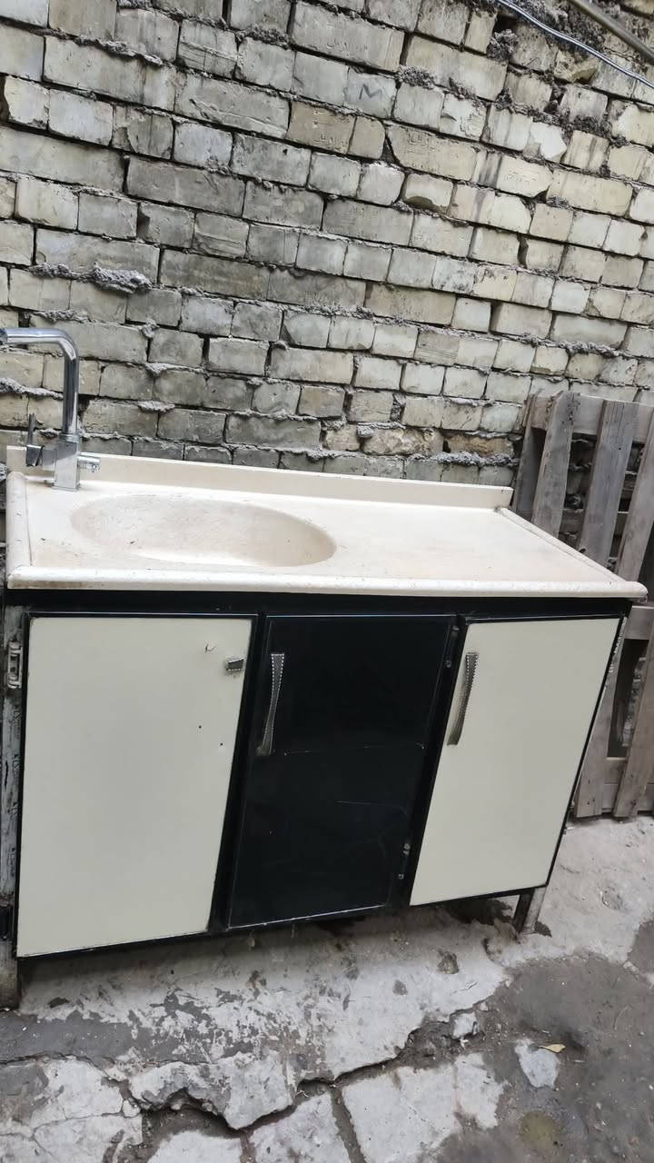 كاونتر مستعمل للبيع سعر170 وبي مجال
العنوان شارع فلسطين 
للتواصل ***********
