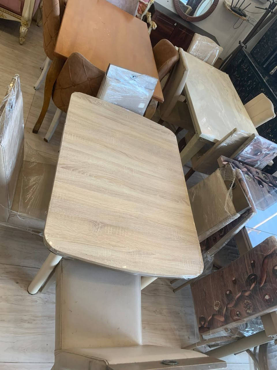 كنوز مزاد لبيع اثاث منزلي  يتوفر لدينة ديوان و تخم ميز طعام و طباخات جزامات برادات جدي و مستخدم كلشي متوفر  متوفر بل محل من 9صباحن ال. 8مسان رقم هاتف ***********
