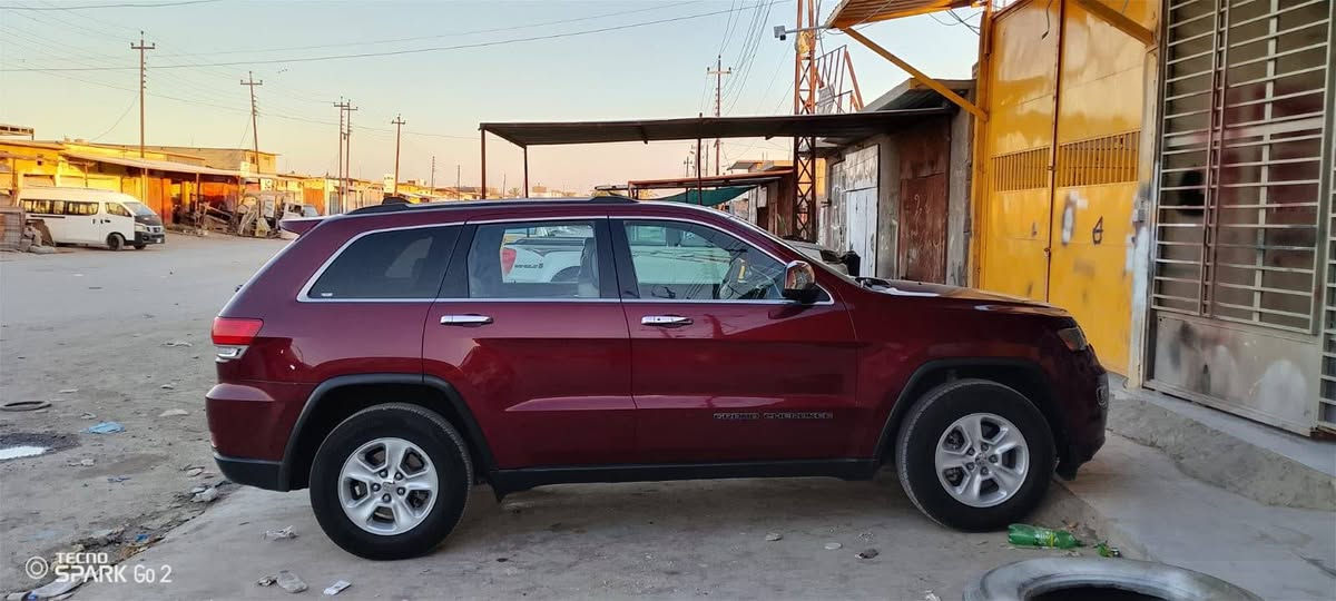​🚗 جيب جراند شيروكي للبيع 🚗
الماركة والنوع: جيب جراند شيروكي (Jeep Grand Cherokee)

​اللون: ماروني / عنابي

​الرقم: ألماني جاهز للتحويل والوكالة 

​الموديل: [أدخل سنة الموديل،   [2017]

​المواصفات: 

​المحرك: [: 6 سلندر 3.6L]

​الفئة: [ لاريدو ]

​المواصفات الخارجية: كشافات ضباب، حواف كروم، مرايا جانبية كروم مع إشارات، إضاءة LED نهارية.

​المواصفات الداخلية: [جلد لون عسلي / بصمة / تبريد  // من الأخير داخل جديد ]

​حالة السيارة: ممتازه

​الضرر / الصبغ: [ السيارة مكفولة عدا الباب خلفي السايق والجاملغ الخلفي صبغ فقط بدون دواخل]

​المكانيك والكهربائيات: شغال وبحالة ممتازة، التبريد والأونصات جاهزة.

​المكان: [بابل / اجبله ]

​السعر: [خاص ]

​📞 للتواصل والاستفسار:

​رقم الهاتف: [***********]

​واتساب: [***********]
