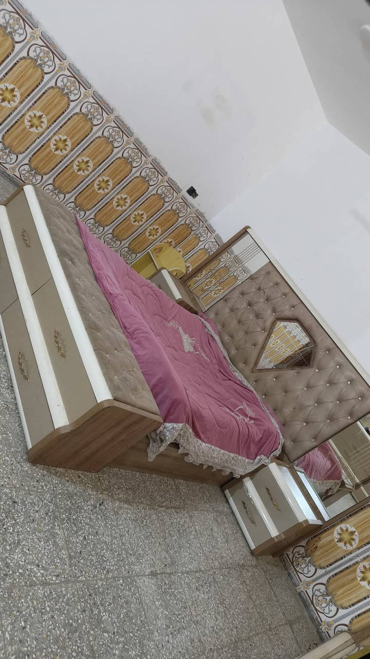 سلام عليكم غرفه نوم اي اضرار مابيهه مستعجلين ع بيع السعر ٥٠٠ وبيهه مجال الرقم ***********

