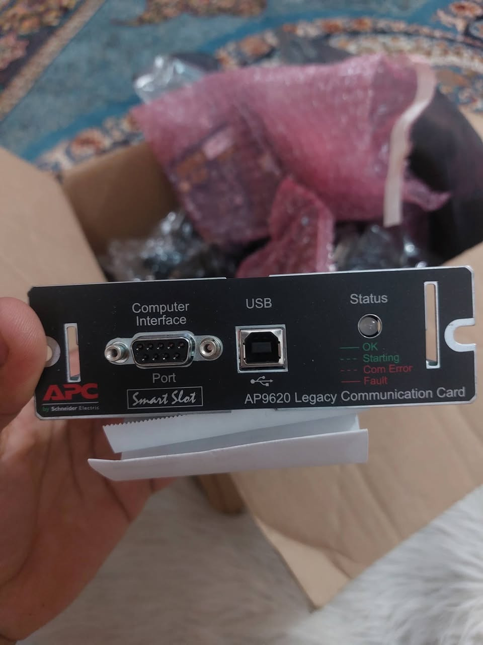 الحل النهائي لمشاكل ربط الـ UPS بالسيرفرات (للخبراء فقط 🛠️)
​
"عندك UPS من موديلات APC الحديثة (SMT, SMX, SURTD) وما جاي يربط وية السيرفرات القديمة أو أنظمة Solaris و Unix؟
​الحل هو بطاقة APC AP9620 Legacy Communication Card. هاي القطعة مو مجرد كارت، هي الجسر اللي يخلي الـ UPS الجديد يفهم لغة الـ Legacy (UPS-Link) حتى يطفي السيرفر بأمان وقت الانقطاع.
​ليش هاي الوجبة لقطة؟
​نظافة وكالة: القطع مفحوصة (QA Pass) بتاريخ 2023 يعني مو مخزونة وميتة.
​كاملة الملحقات: كل كارت وياه الكابل الأصلي مالته (APC Serial Cable)؛ اللي يشتغل بهالمجال يعرف إن الكابل وحده ثروة وصعب يتوفر أصلي.
​أداء مستقر: تدعم منفذ USB ومنفذ Serial بنفس الوقت.


**إذا كنت صاحب هذا الإعلان وتريد حذفه لأي سبب، رجاءا أرسل رسالة إلى الدعم الفني**