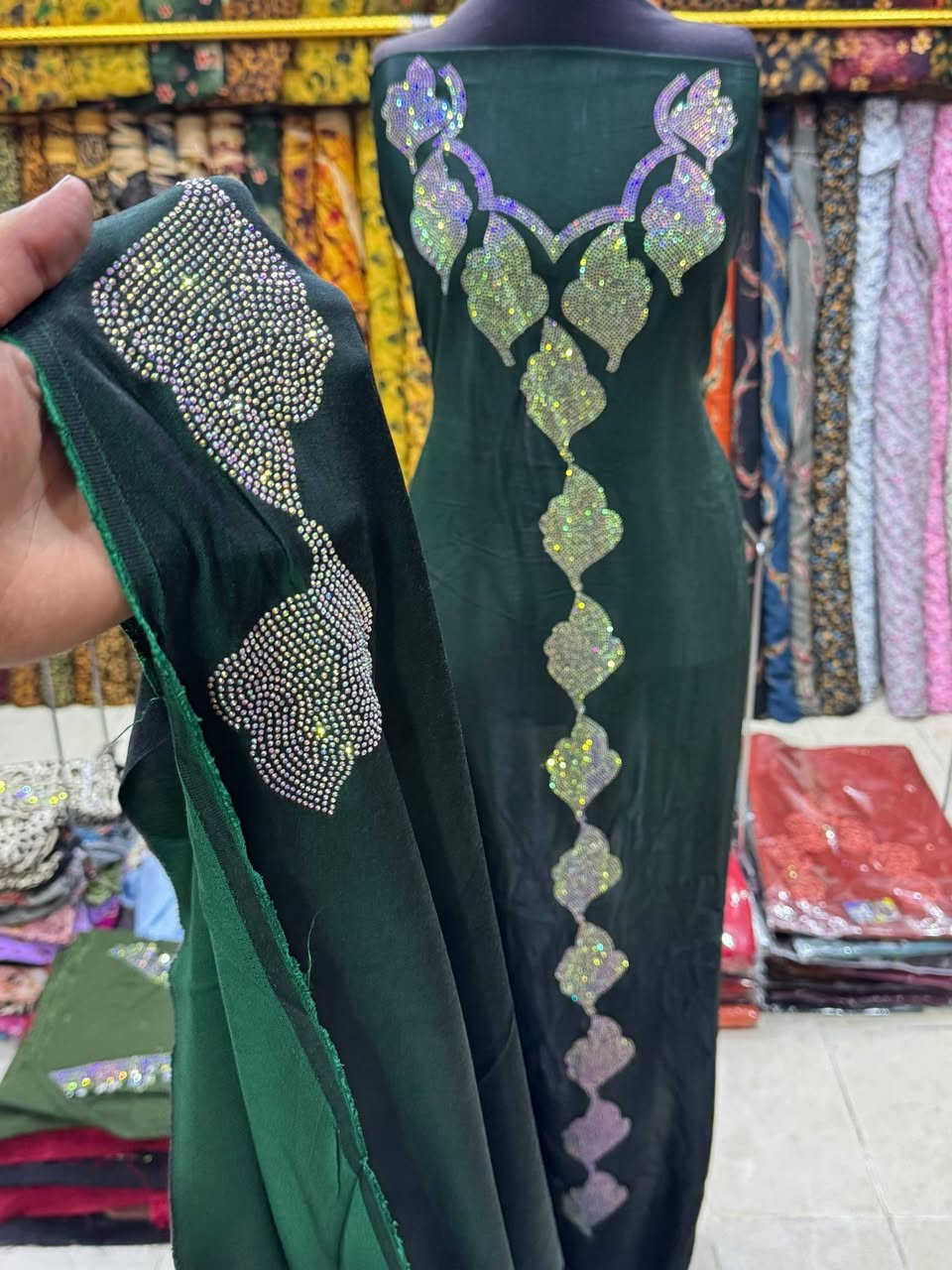 كشمير ماڤي ماڤي مايباخ الاصلي🌷
قطعه مترين ونص مطرز ستراس حراري الاصلي بالطول مع الردن

السعر جدا مناسب قطعه فقط 13.000 

متوفر على ١٢لون وعلى أكثر من ٢٠ موديل ستراس 
اختاري الون والبصمه واحنه نشتغلها الج 💗

توصيل كركوك 3 محافظات 5 
6قطعه توصيل مجاني 
12 قطعه ينحسب حساب درزن وتوصيل مجاني 🔥😍


**إذا كنت صاحب هذا الإعلان وتريد حذفه لأي سبب، رجاءا أرسل رسالة إلى الدعم الفني**
