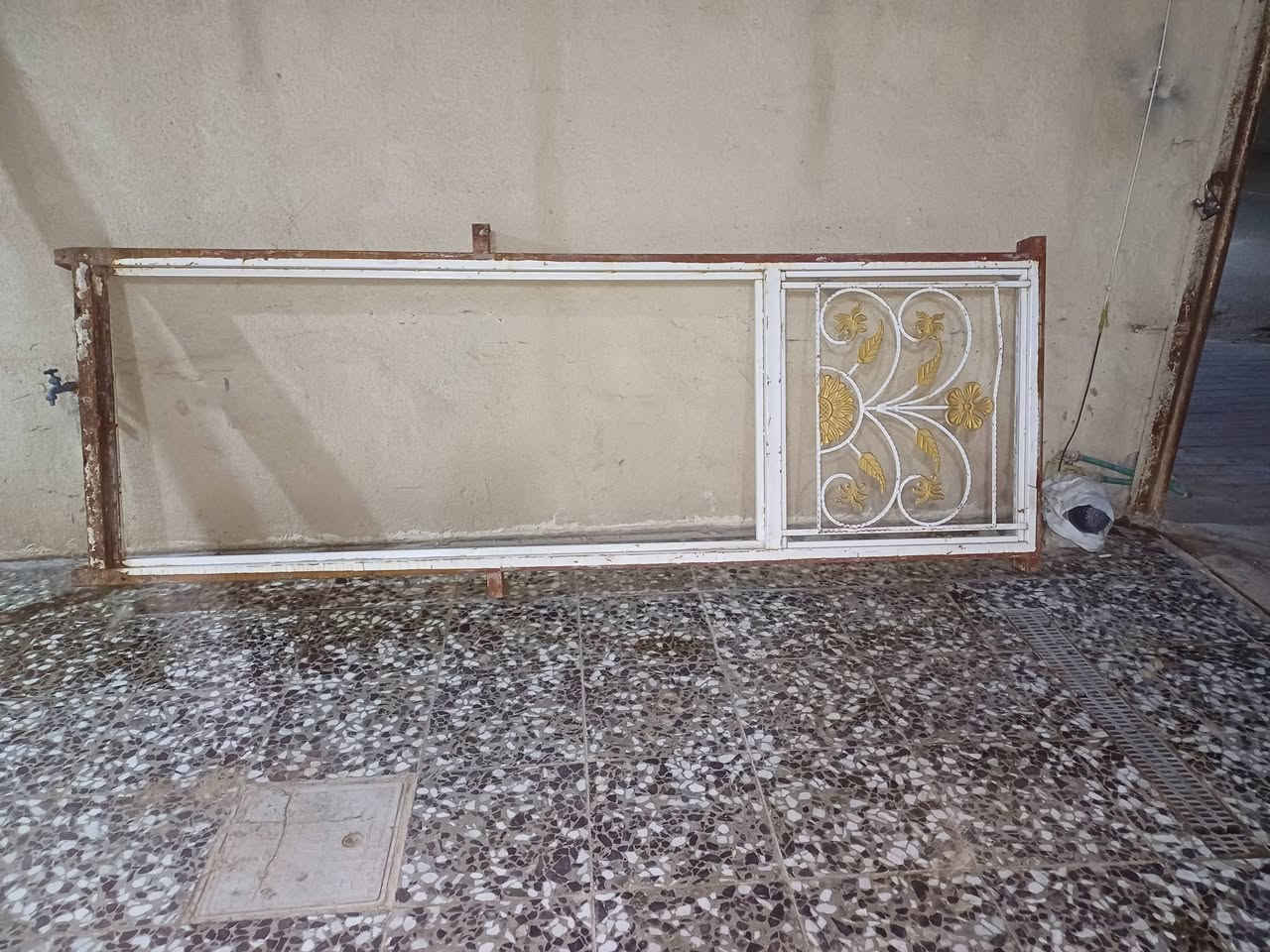 شبابيك اثنين وبيبان اثنين وفريمات شبابيك ثنين كلهن نقشه وحده تسكام  مكاني كربلاء  الشراي يتصل ***********
