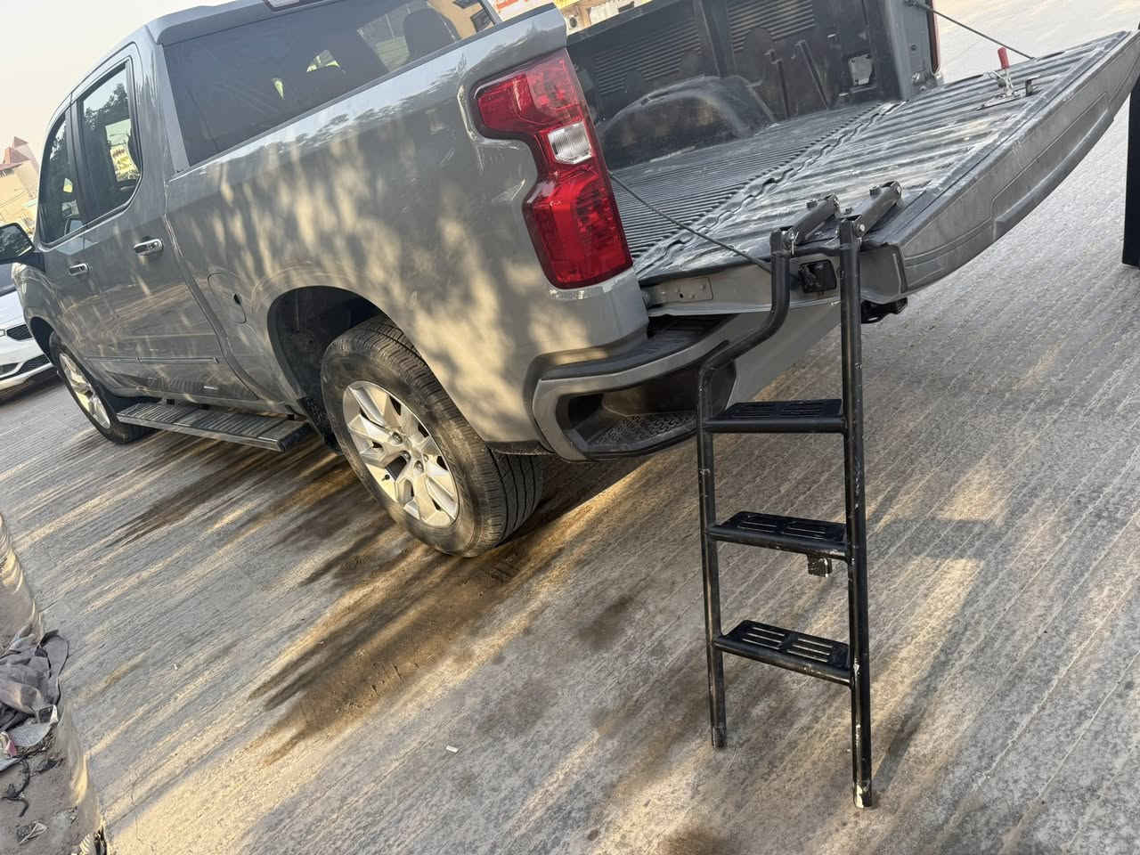 السلام عليكم اخوان مكلف بالنشر 
سلفرادو موديل 2024 لون مميز اسمنتي حادث جدا بسيط قطعة وحدة فقط صبغ 
بدي قصير باب كبير 
محرك اربعة سلندر 
رقم اربيل تريد وكالة تريد تحويل مباشر 
ماشية 24 الف ميل فقط 
صبغ جاملغ فقط والجاملغ الاصلي مصلح بارد موجود 
داخل جلد زعفران والارضية جلد مع كاربد نفس اللون  
السيارة على وضع الشركة 
كامرة 
رادار 
تبريد خلفي 
داته شو 
لابت زنون 
مكان السيارة النجف 
السعر 285 وبيه مجال 
 
***********
