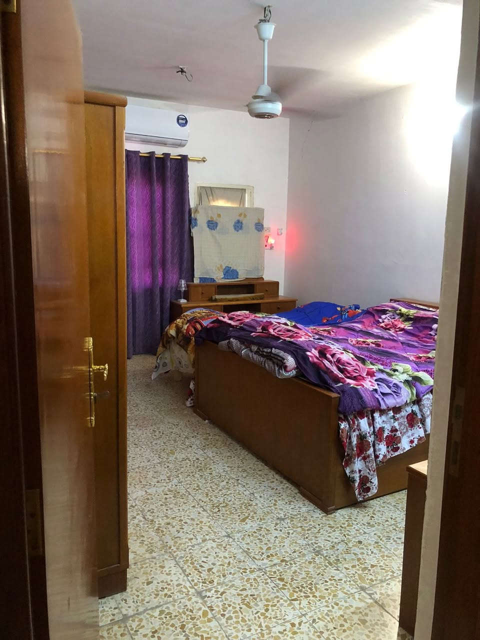 السلام عليكم 
دار للبيع في حي الفرات خلف العادلي قرب المتنزهه مساحته 210     طابقين نظيف وعالي عن الشارع للبيع بسعر 225  وبي مجال للمراجعه والاستفسار مراجعه مكتب الجزائرللعقار الكائن في الجزائر الشارع العام خدمي برج الامراء هاتف ***********
