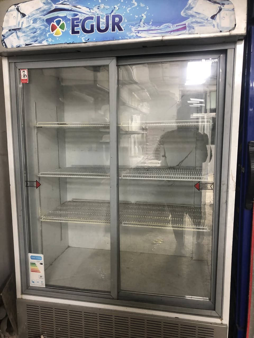 اغراض محل للبيع 
4 عوارض بابتين دبل جدد لك
1 عارضه عموديه
3 عارضه بطح 
ميز كاشير عدد 2 
رفوف عدد 200 تركي 
سفينه عدد 2 
الاتصال على رقم *********** 
عنوان ال قاهره بغداد
