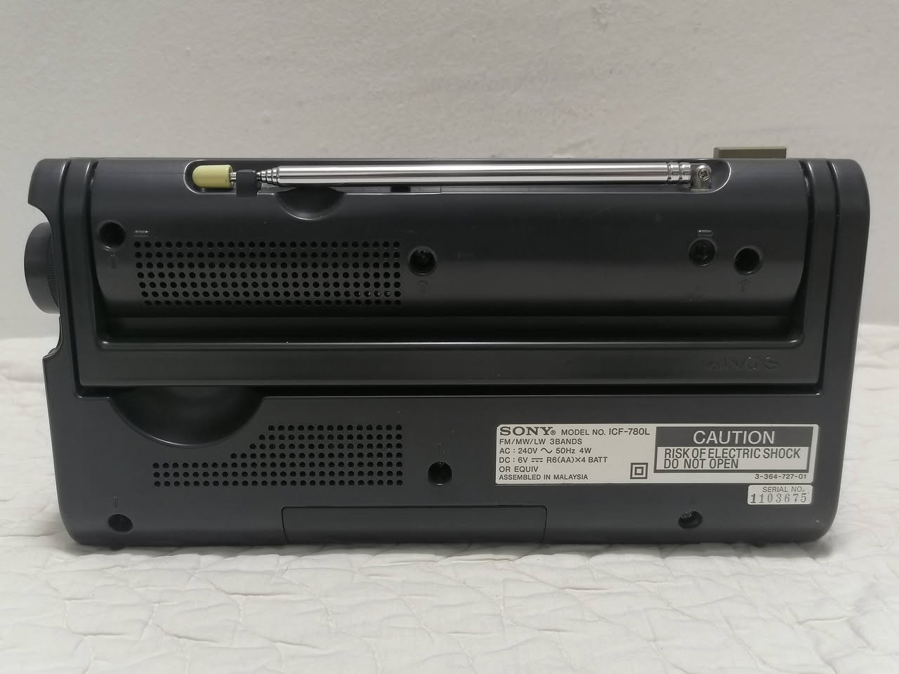 هذا الجهاز هو راديو محمول من شركة سوني (Sony)، وتحديداً الموديل ICF-780L.
المواصفات الأساسية:
نطاقات البث: يدعم 3 موجات راديو هي FM و MW و LW.
مصدر الطاقة: يعمل بالكهرباء المباشرة (كابل سلكي) أو عن طريق البطاريات (عادةً 4 بطاريات قلم من نوع AA).
التصميم: يتميز بتصميم كلاسيكي مع مقبض علوي للحمل وهوائي (Antenna) قابل للسحب.
بلد الصنع: تم تصنيع هذا الموديل في اليابان. 
يُعتبر هذا الجهاز من القطع "الفينتج" أو الكلاسيكية التي تعود لفترة التسعينيات، وهو معروف بنقاء الصوت ودقة الاستقبال.
العنوان بغداد - البياع موجود ***********‪ واتساب
