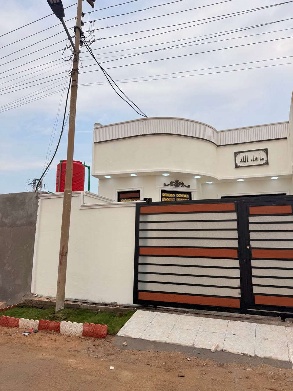 #اسعد_الله_أوقاتكم_بكل_خير ***********
دارين  سكن للبيع ⛪️ بسعر بلاش 
بيوت حلوه مرتبه 

#مساحت كل بيت 150متر  بناء حديث بعده بل جيس

#يحتوي البيت على غرفتين نوم 
و ديوان 
و صاله 
و مطبخ 
و صحيات داخلي و خارجي و كراج سياره 
بيت كلش مرتب 

كافه الخدمات متوفره 

#جنس_العقار :: طابو صرف زراعي بأسم عراقي سند ٢٥ راعي لارض ساكن نفس المنطقه 

البيوت علا شارع تبليط 10 متر 🛣️

#العنوان ابو الخصيب  شارع ابو كوصره 
يبعد عن شارع ابو كوصره 20 متر

سعر كل بيت 88 مليون  و بي مجال 
#للاستفسار الاتصال على الهاتف 📞📳
📳((*********** البصرة, العراق
