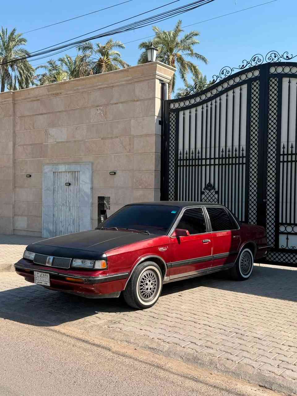 اولدز نظيفة جدا موديل ١٩٩٠ بلادية اي تحوير تبديل مابيهة تخم تاير باتري جديد كير محرك ضمان جدد تبريد شغال ثلج كهربائيات كلهة شغالة صدر جاهز مبيه اي نقص العنوان قرب جزيرة بغداد السياحية او الشعب حسب التواجد السعر ٤٠$ الشراي يتصل ويجي يشوف السيارة ويدلل ***********
