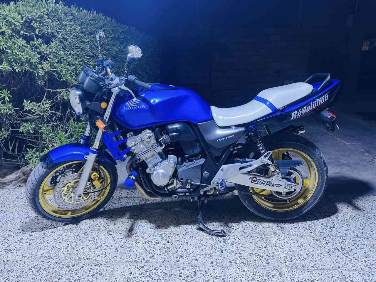 للبيع
دراجه cb400 نوزل موديل 2009 نزله 
من معرض تميم التميمي دراجه مكفوله 
كفاله عامه برغي 🔩مامتفتوح بيها دراجه 
متصرف عليه لو الف شرط اذا مو 180 ترجع
مكان الرمادي


**إذا كنت صاحب هذا الإعلان وتريد حذفه لأي سبب، رجاءا أرسل رسالة إلى الدعم الفني**